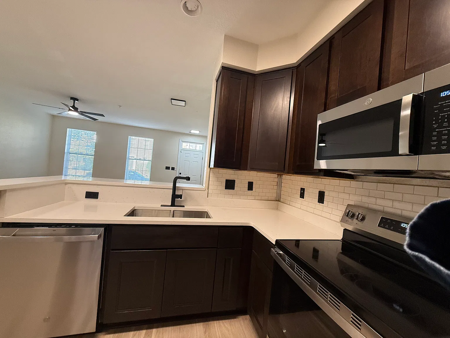 3 bed, 2.5 bath, 1890 sqft, $3,175 — Photo 3