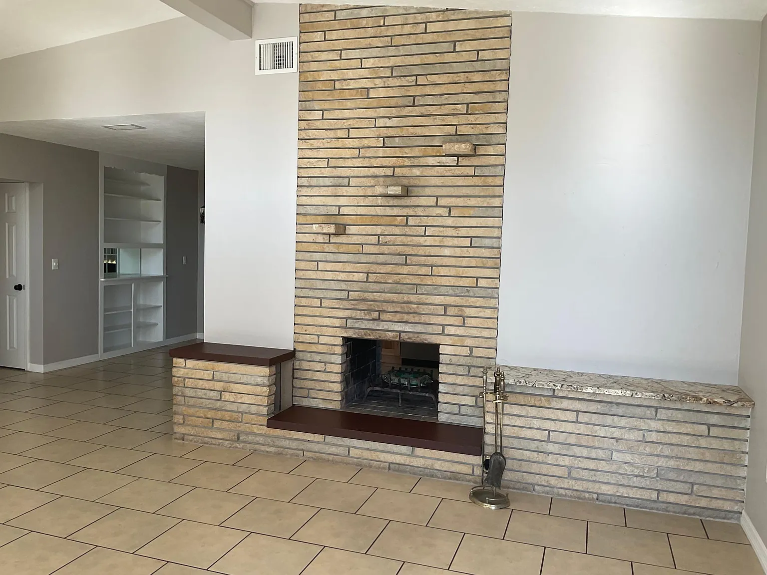 4250 Deerfield Dr — Photo 2