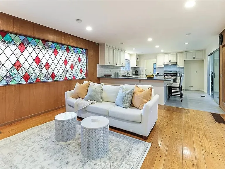 584 W 22nd St — Photo 6