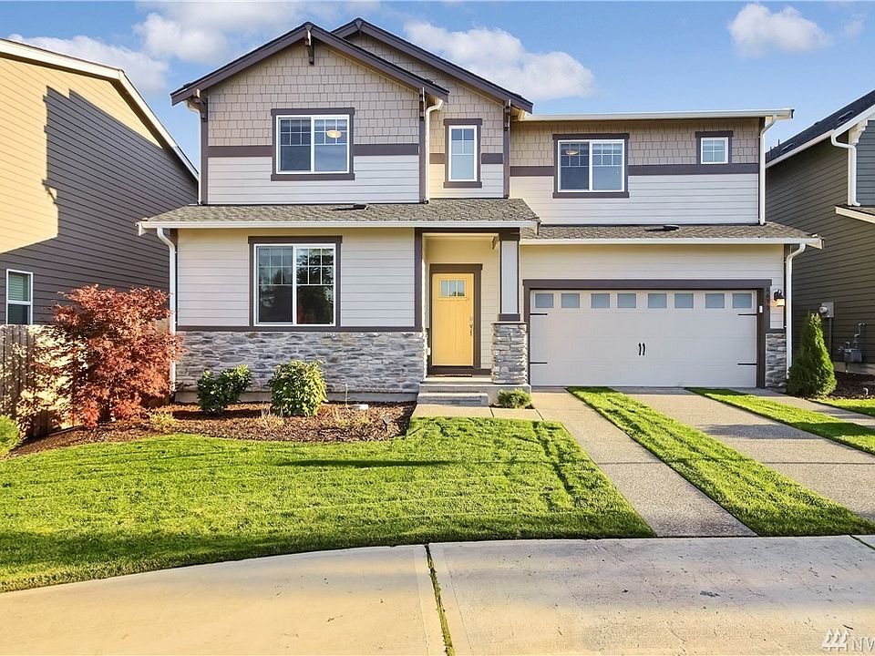 This beautiful home has 4 bedrooms, including a bedroom on the main floor with a full bath, plus a huge loft. It also boasts incredible, unobstructed, year round views of the valley & Mt. Rainier!