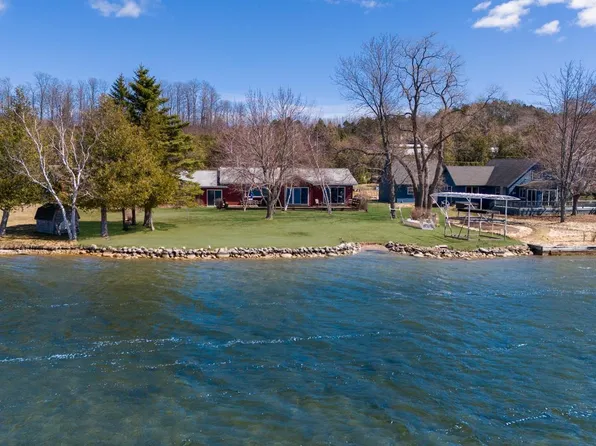 3784 S Grants Lndg, Lake Leelanau, MI 49653