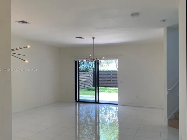 8752 NW 157th Ter, Miami Lakes, FL 33018