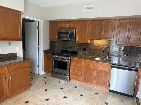 724 Ascot Ct, Libertyville, IL 60048