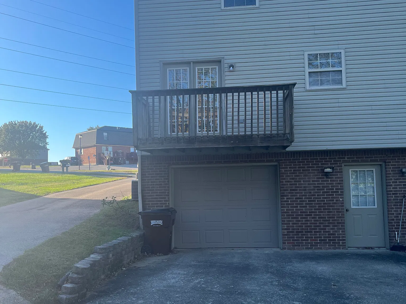 3 bed, 2400 sqft, $1,400 — Photo 2