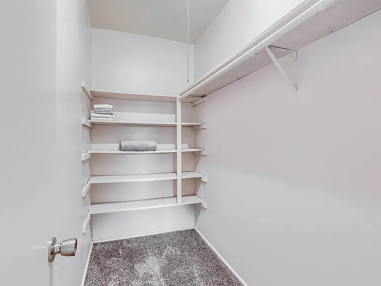 1 Bedroom Closet Long Meadows