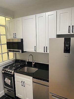 3rd image of 215 E 88th St APT 5B
