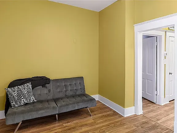 534 E Waldburg St #B — Photo 15