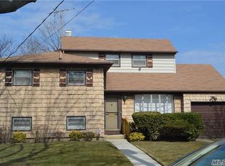 314 W Windsor Pkwy, Oceanside, NY 11572