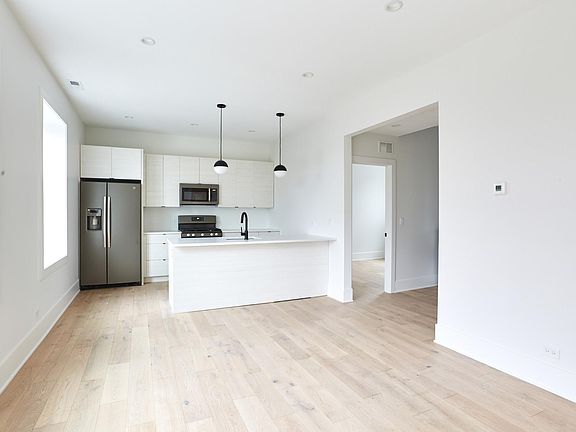 2nd image of 1656 W Summerdale Ave #2