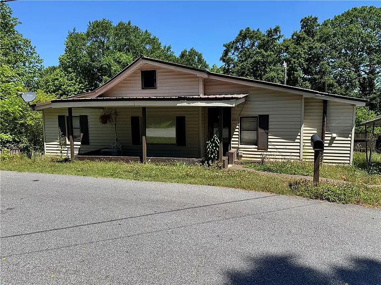 201 Hunters Ct — Photo 1