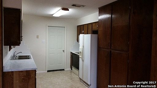 5th image of 704 Pecan Dr