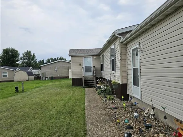 735 Bay Ridge Dr, Iowa City, IA 52246
