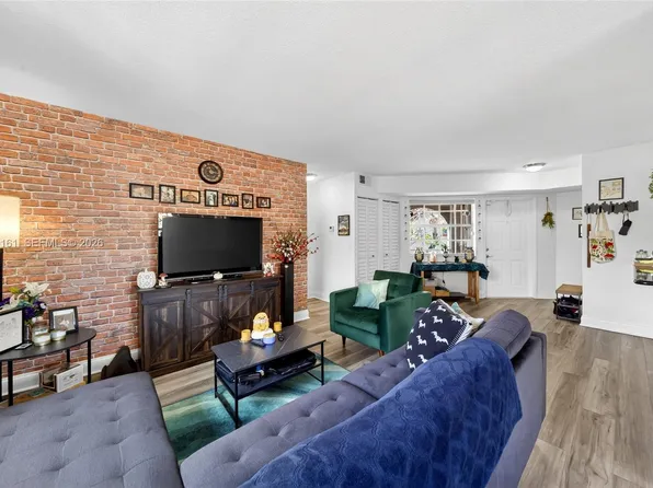 365 SW 86th Ave APT 201, Pembroke Pines, FL 33025