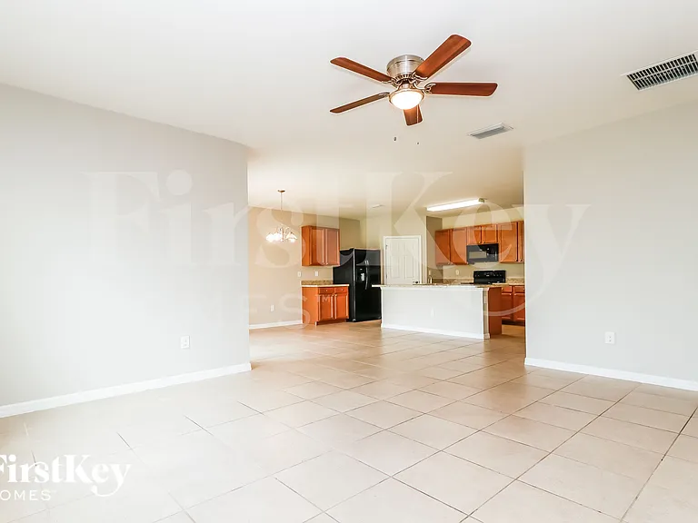 710 SW 12th St — Photo 4