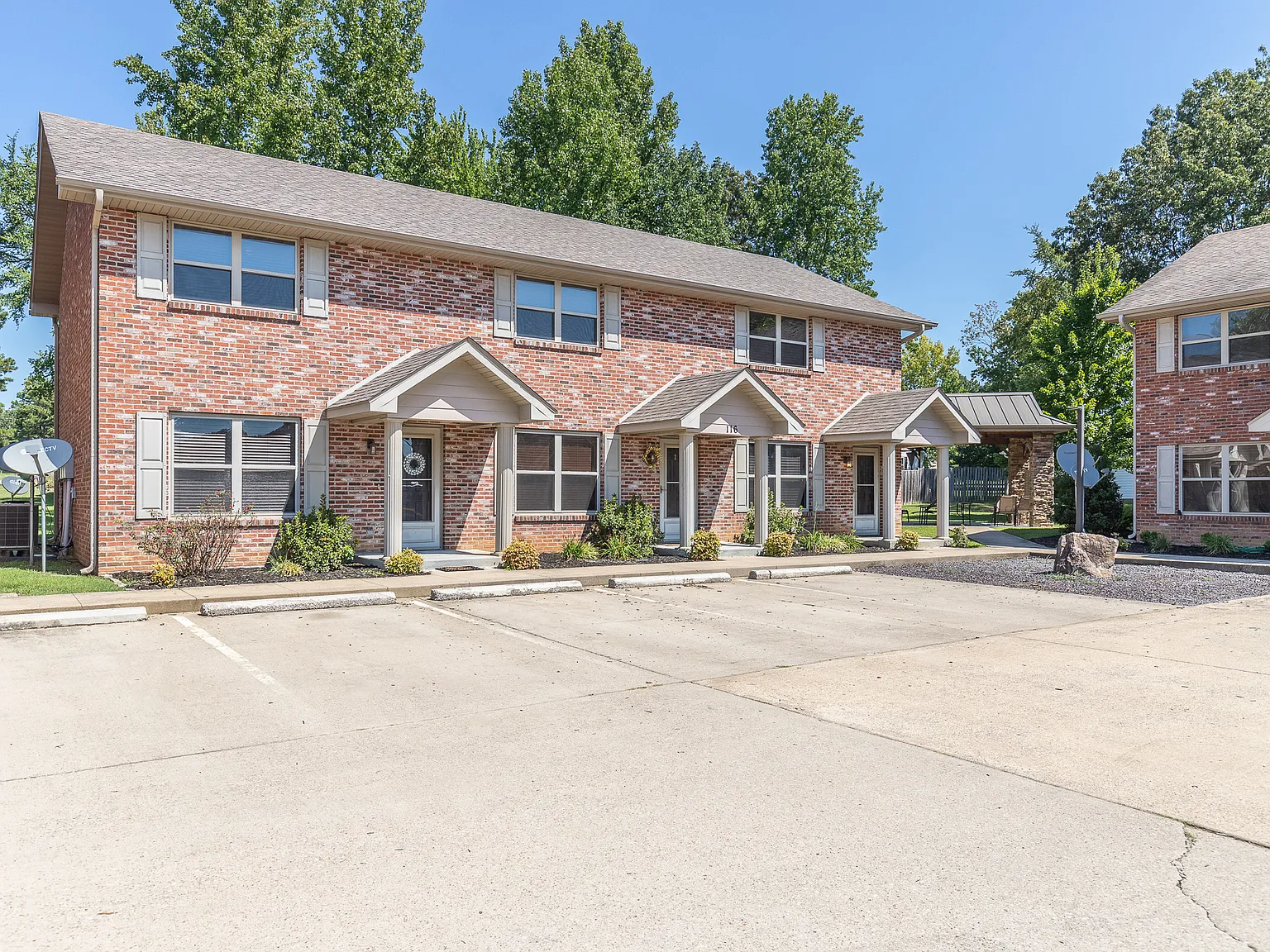 120 Eagle Pass Ln — Photo 1