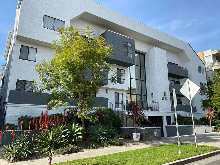1823 Holmby Ave — Photo 12