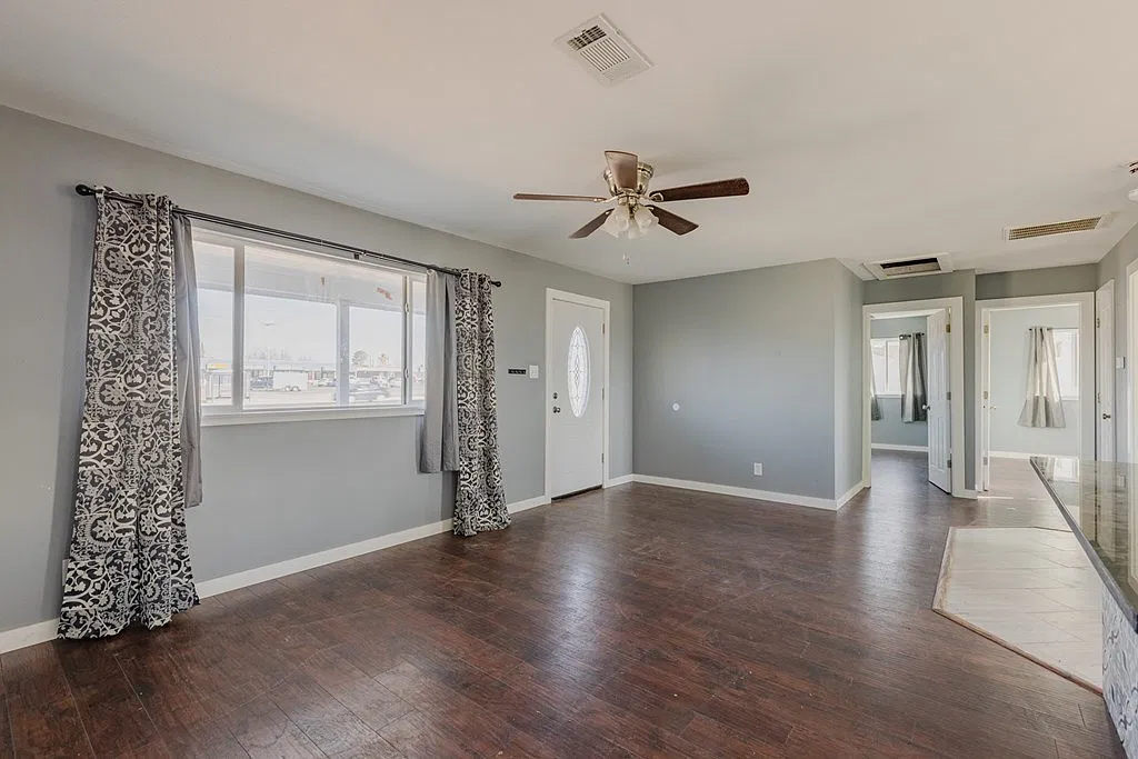 3 bed, 1.0 bath, 1100 sqft, $1,650 — Photo 2