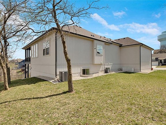 3rd image of 905 SE Wood Ridge Ct