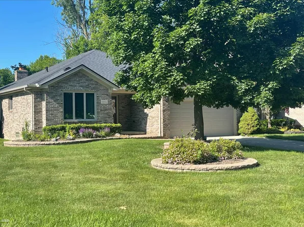 6821 Carriage Creek Dr, Washington, MI 48094