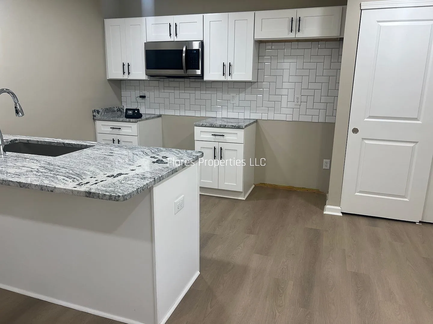 Modern Finishes & Hardwood Floors 4BR Columbus Gem — Photo 4