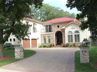 820 Locust Rd, Wilmette, IL