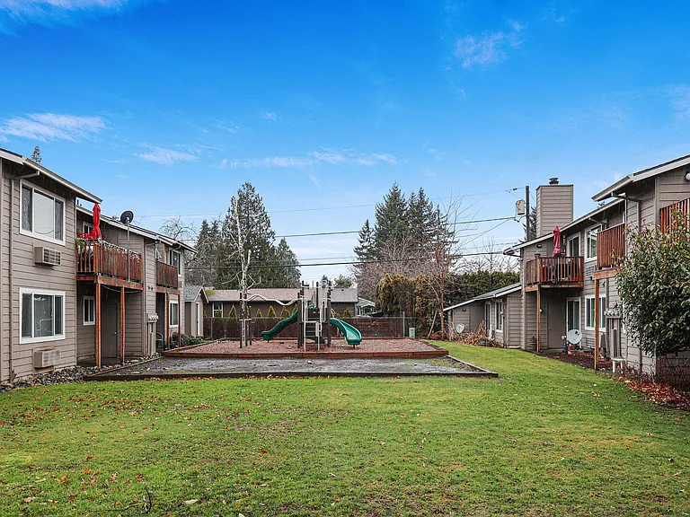 Applegate Apartments — Photo 25