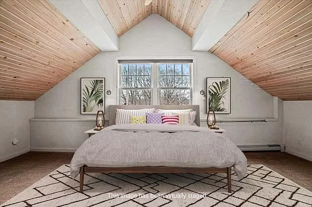 Master bedroom (lake views)