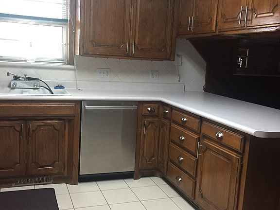 4th image of 906 N Howard Ave