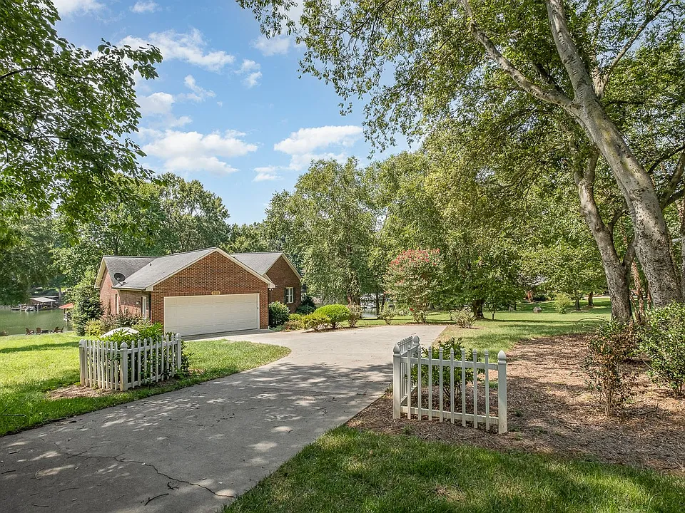 7815 Lucy Ln