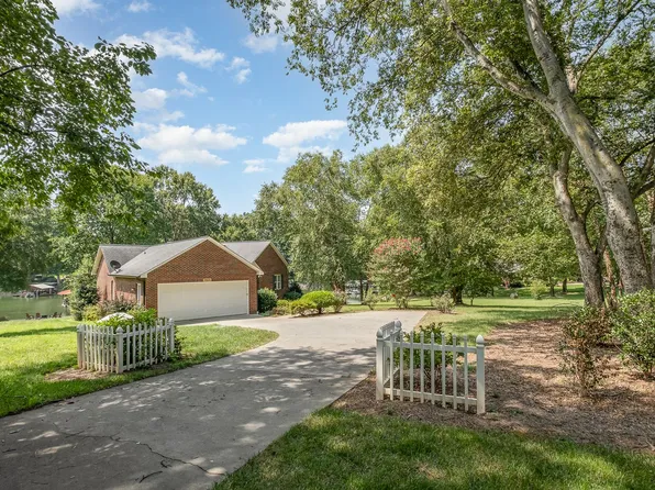 7815 Lucy Ln, Sherrills Ford, NC 28673