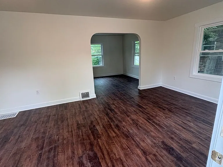 975 Edison St — Photo 4