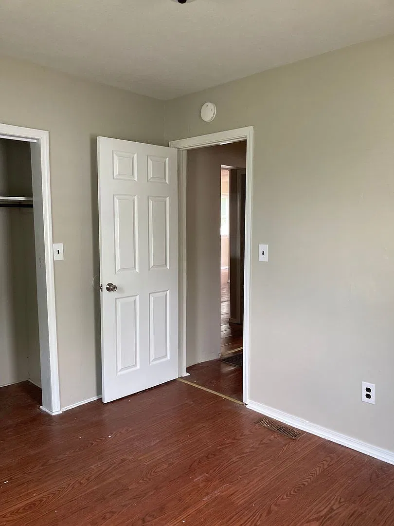 3 bedroom house with detached garage — Photo 4