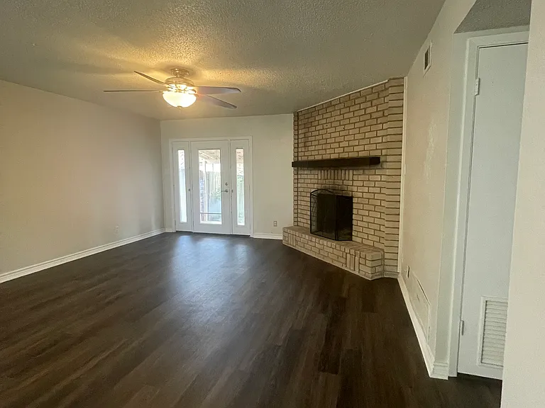 4221 Longhorn Trl — Photo 3