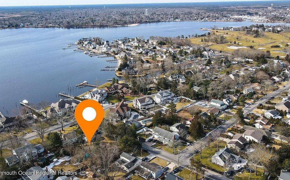 1st image of 8 East Dr