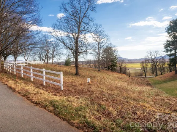 479 Nesbitt Dr #2, Mills River, NC 28759