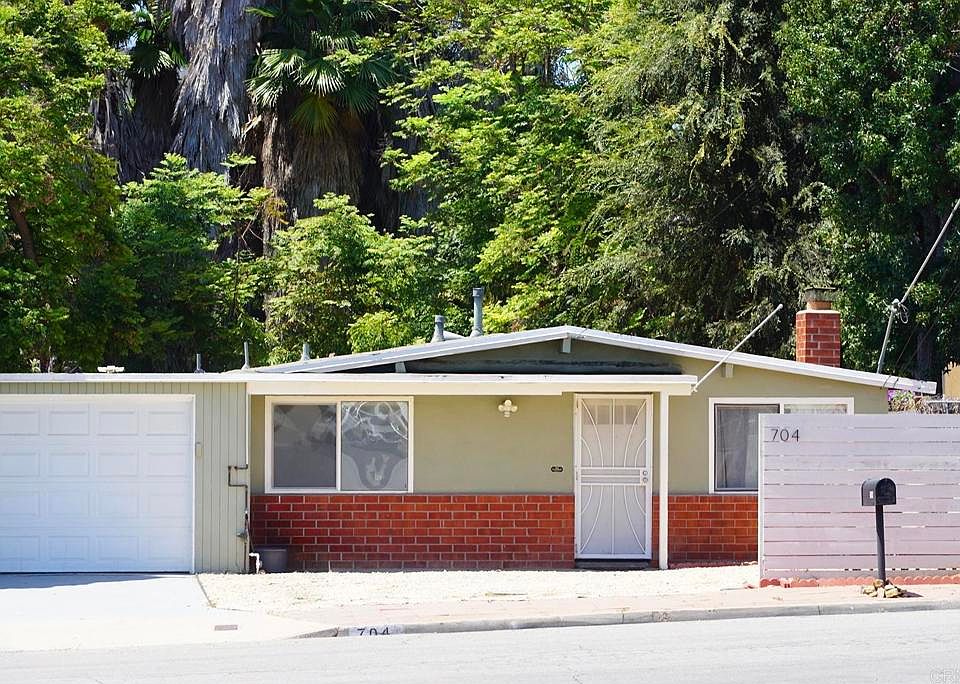 1st image of 704 Galopago St