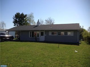 40 Maple Ln, Levittown, PA 19054