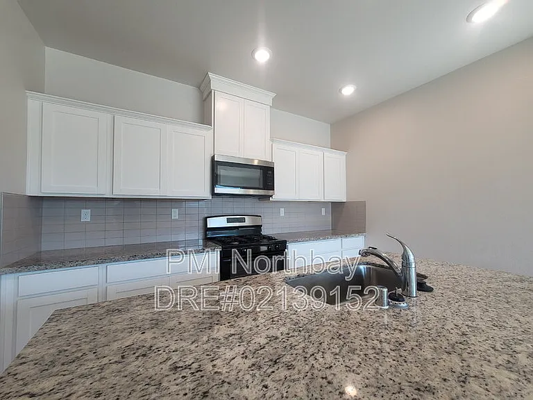 109 Clownfish St — Photo 5