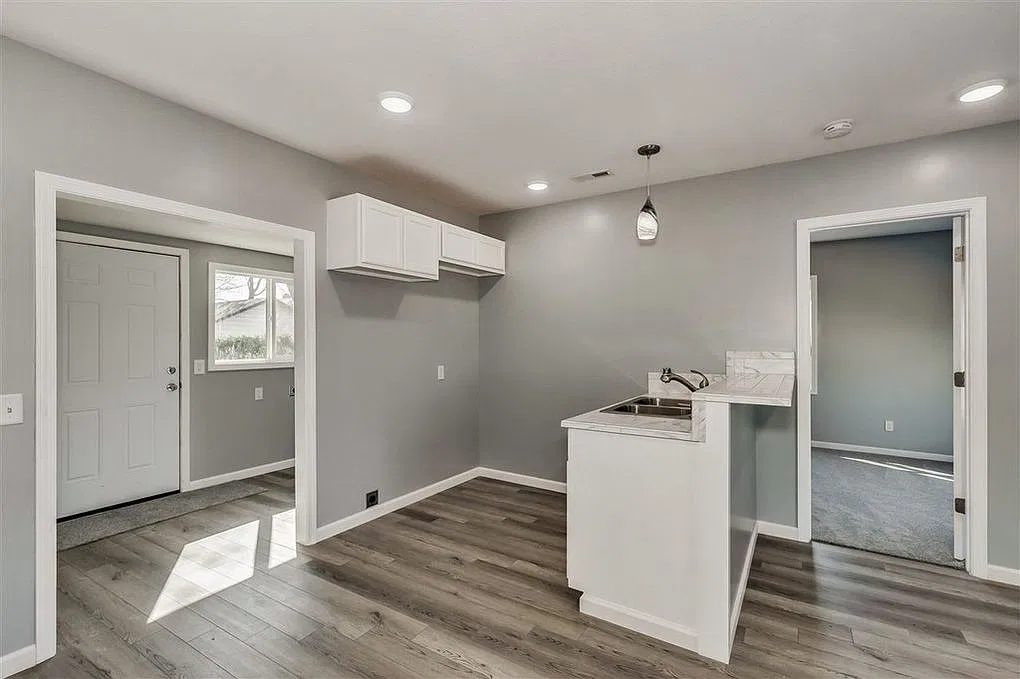 2 bed, 876 sqft, $1,075 — Photo 4
