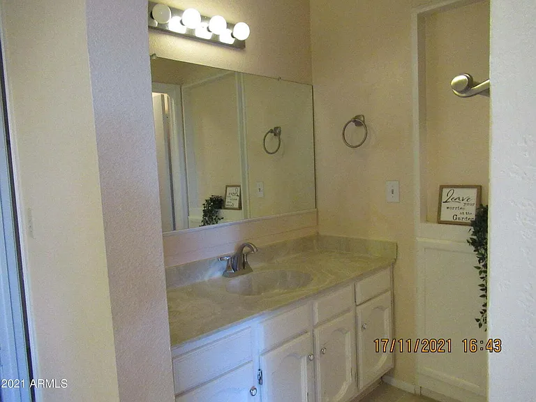2324 W Highland Ct — Photo 41