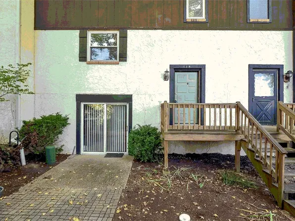 114 Carmel Woods Dr, Ballwin, MO 63021