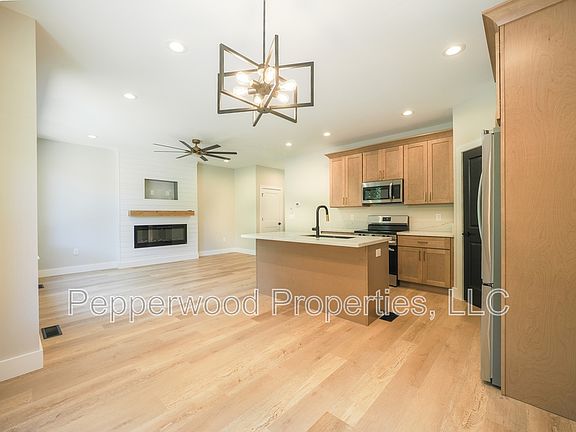 3rd image of 933 Ansel St