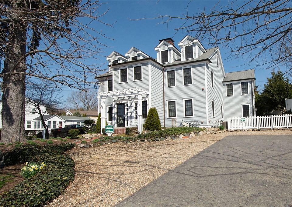 1st image of 108-110 Elm St #3