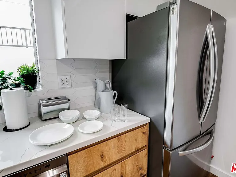 124 S Croft Ave #103 — Photo 29