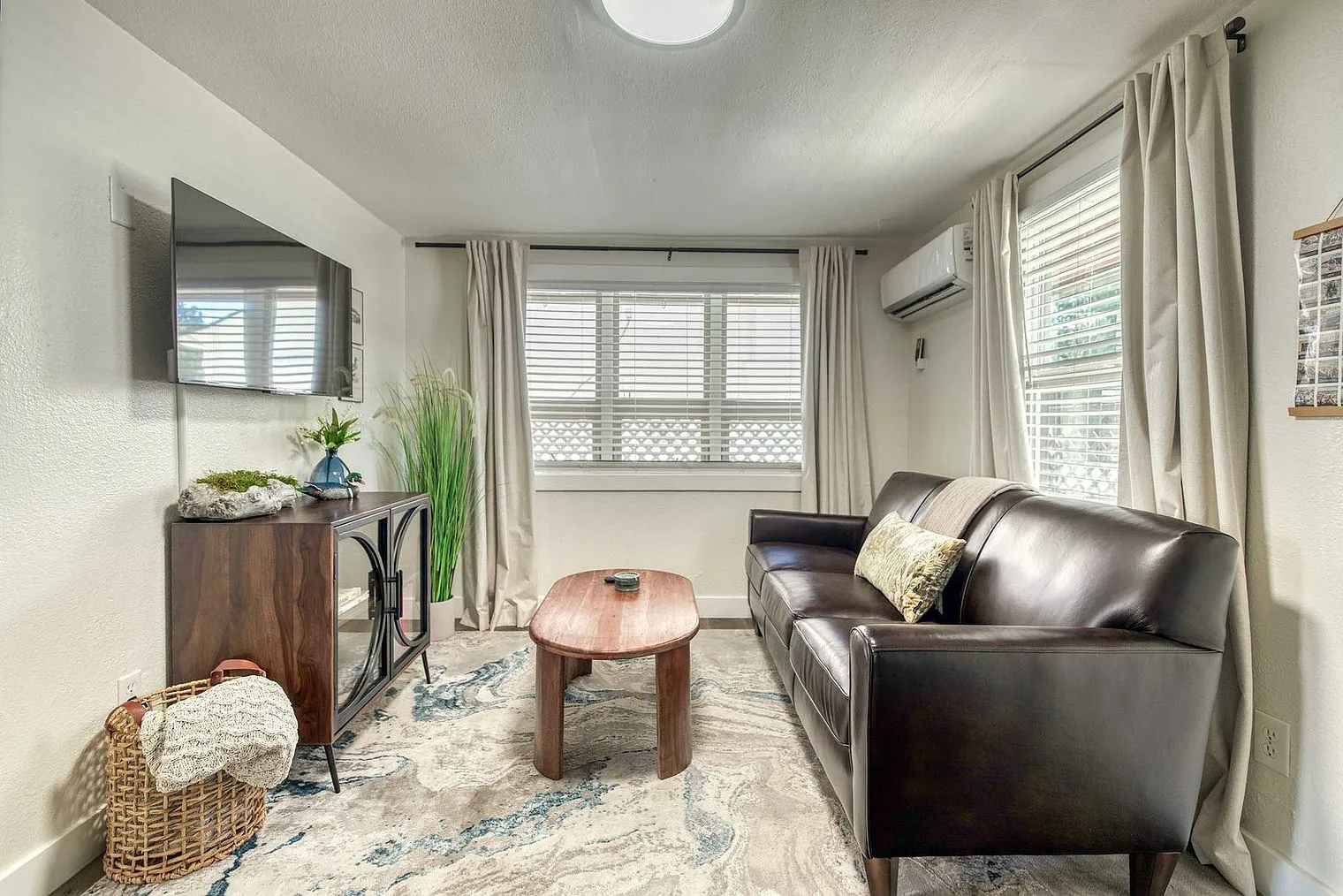 2 bed, 1.0 bath, 947 sqft, $2,433 — Photo 2
