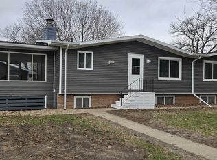 120 Nelson Cir, Manchester, IA 52057