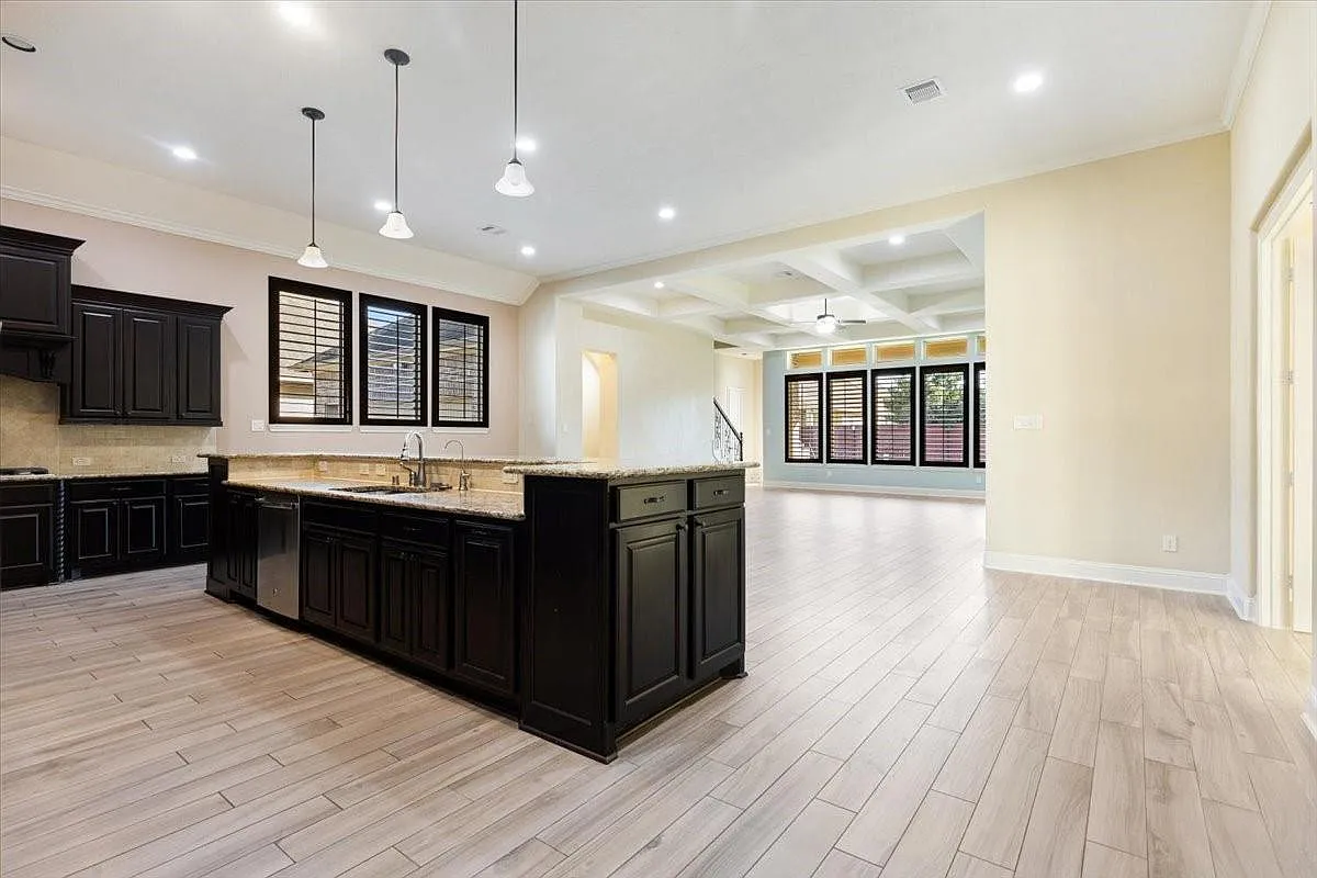4 bed, 4.5 bath, 4772 sqft, $4,500 — Photo 1