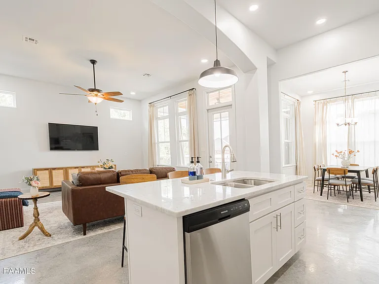 404 E Martial Ave — Photo 26