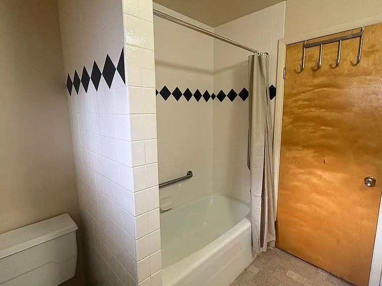 106 Burlington Ave — Photo 14