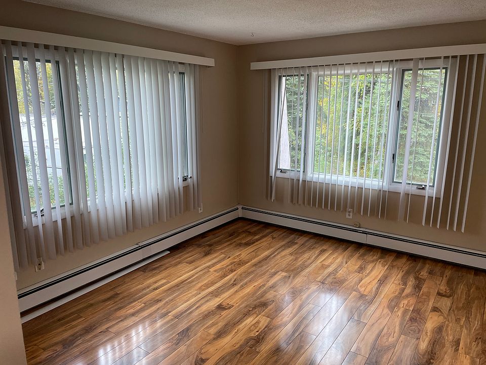 Upstairs seating area with lots of light to enjoy!